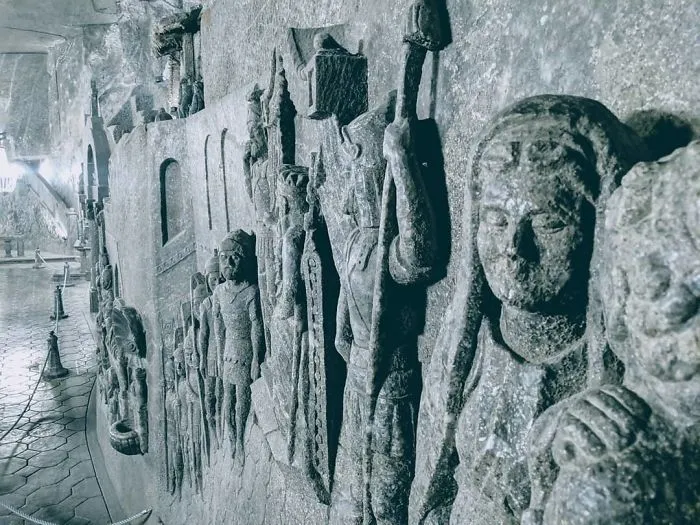 There’s A Salt Mine In Poland With Underground Lakes, Chapels, And Chandeliers Made Of Salt And It Looks Unreal (30 Pics)