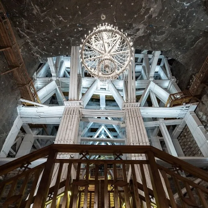 There’s A Salt Mine In Poland With Underground Lakes, Chapels, And Chandeliers Made Of Salt And It Looks Unreal (30 Pics)