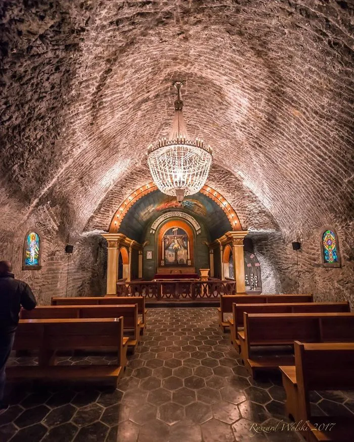 There’s A Salt Mine In Poland With Underground Lakes, Chapels, And Chandeliers Made Of Salt And It Looks Unreal (30 Pics)