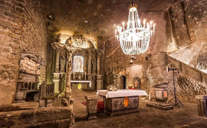 There’s A Salt Mine In Poland With Underground Lakes, Chapels, And Chandeliers Made Of Salt And It Looks Unreal (30 Pics)