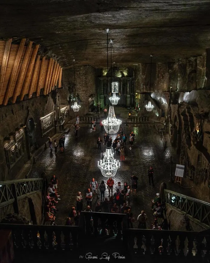 There’s A Salt Mine In Poland With Underground Lakes, Chapels, And Chandeliers Made Of Salt And It Looks Unreal (30 Pics)