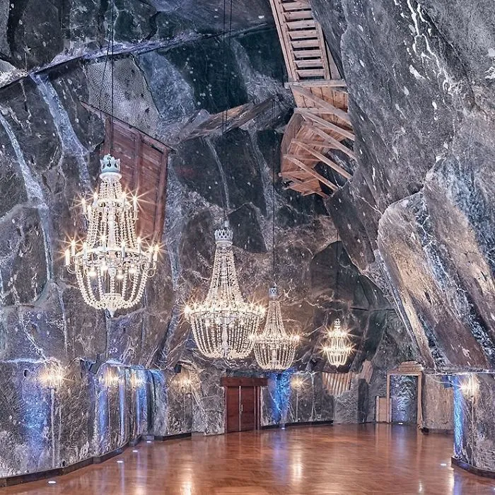 There’s A Salt Mine In Poland With Underground Lakes, Chapels, And Chandeliers Made Of Salt And It Looks Unreal (30 Pics)