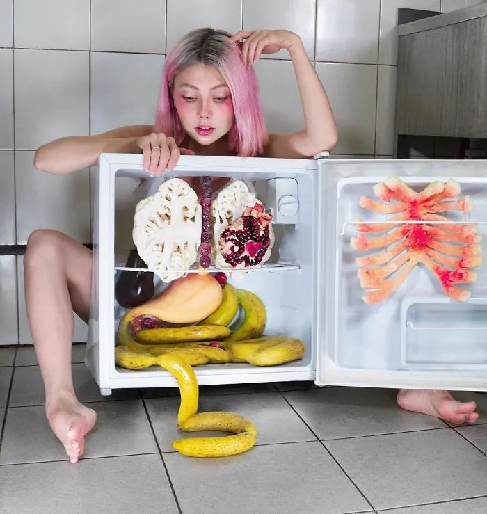 Esta artista rusa ha conseguido 4,5 millones de seguidores haciendose extravagantes fotos que dan que pensar (35 fotos)