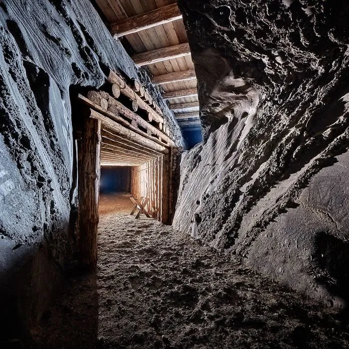 There’s A Salt Mine In Poland With Underground Lakes, Chapels, And Chandeliers Made Of Salt And It Looks Unreal (30 Pics)