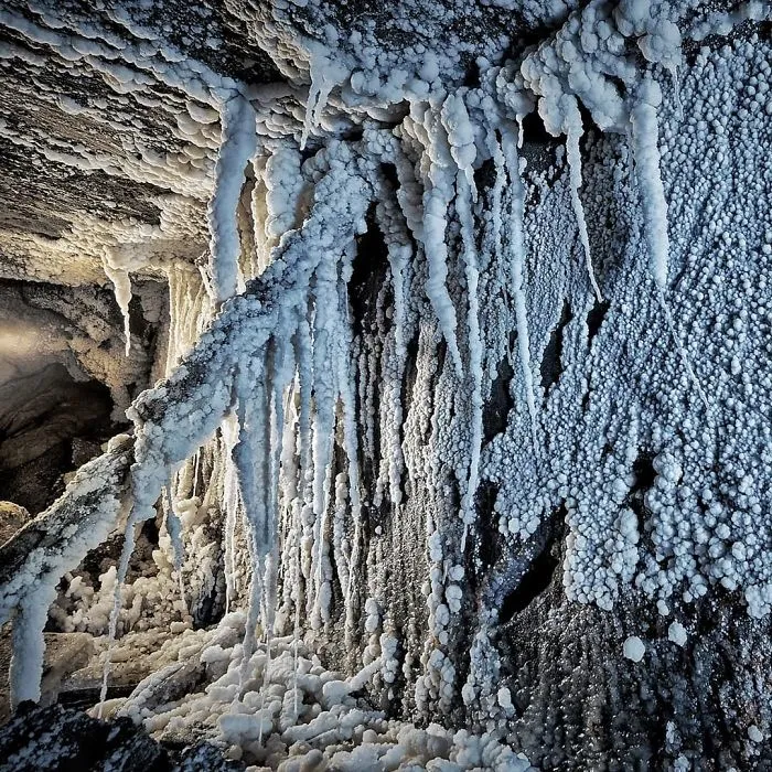 There’s A Salt Mine In Poland With Underground Lakes, Chapels, And Chandeliers Made Of Salt And It Looks Unreal (30 Pics)