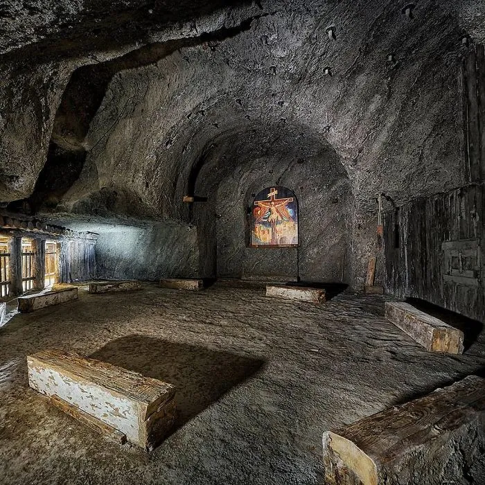 There’s A Salt Mine In Poland With Underground Lakes, Chapels, And Chandeliers Made Of Salt And It Looks Unreal (30 Pics)