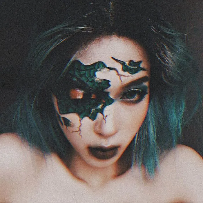 This Self-Taught Artist Can Transform Herself Into Mind-Bending Optical Illusions (25 Pics)