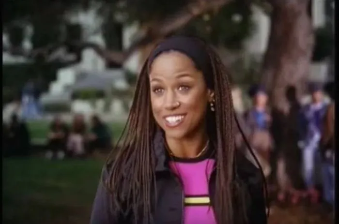 Stacey Dash 29 años en Fuera de onda, como Dee Davenport, de 17