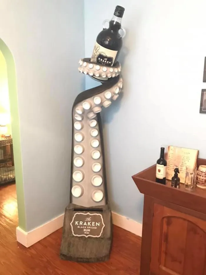 Mi padre murió hace un mes, y limpiando su casa encontramos esto. Ahora lo tengo junto al minibar