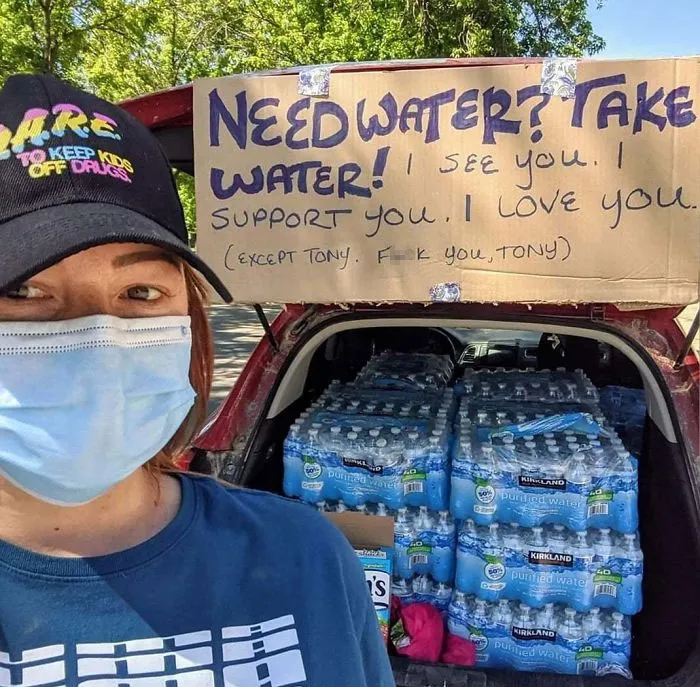 ¿Necesitas agua? Toma agua. Os veo, os apoyo, os quiero. Excepto a Tony, que te j*dan