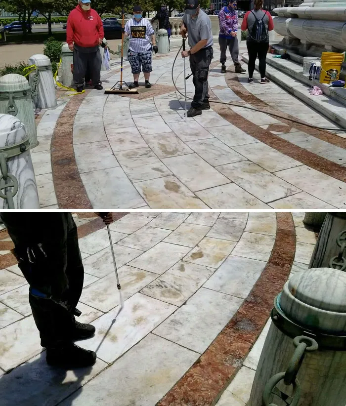 Intentando limpiar las pintadas de las protestas y este hombre apareció con su hidrolavadora