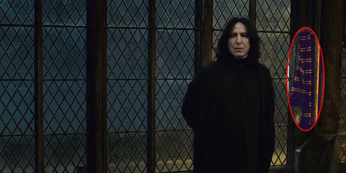 En la escena de la muerte de Snape, hay una bufanda Gryffindor colgando al fondo, como referencia a su valor y a lo que dice Dumbledore sobre él en los libros
