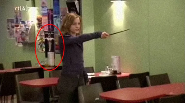 En las Reliquias de la Muerte 1, en el fondo de la cafetería se ve un poster de la obra Equus, que existió de verdad y protagonizaban Daniel Radcliffe y Richard Griffiths