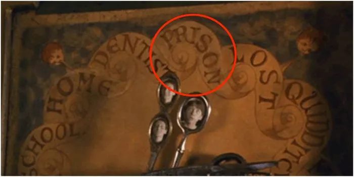 En la Cámara de los Secretos, una de las opciones en el reloj mágico de Molly Weasley es "prisión"