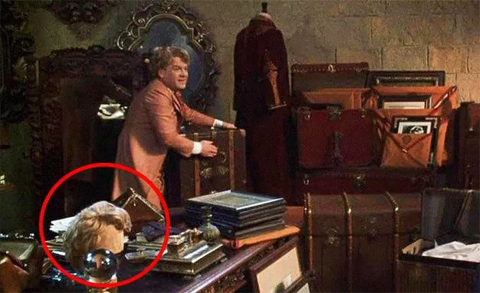 En la Cámara de los secretos, se puede ver el 2º peluquín de Gilderoy Lockhart en su escritorio