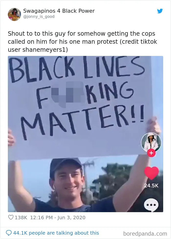 Un saludo para este tipo que de algún modoconsiguió que  llamaran a la policía a causa de su protesta él solo