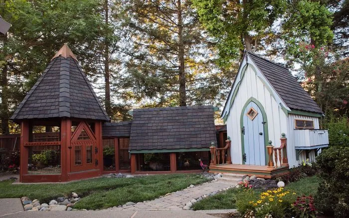 30 Times People Got Creative With Their Chicken Coops And Built These Gems