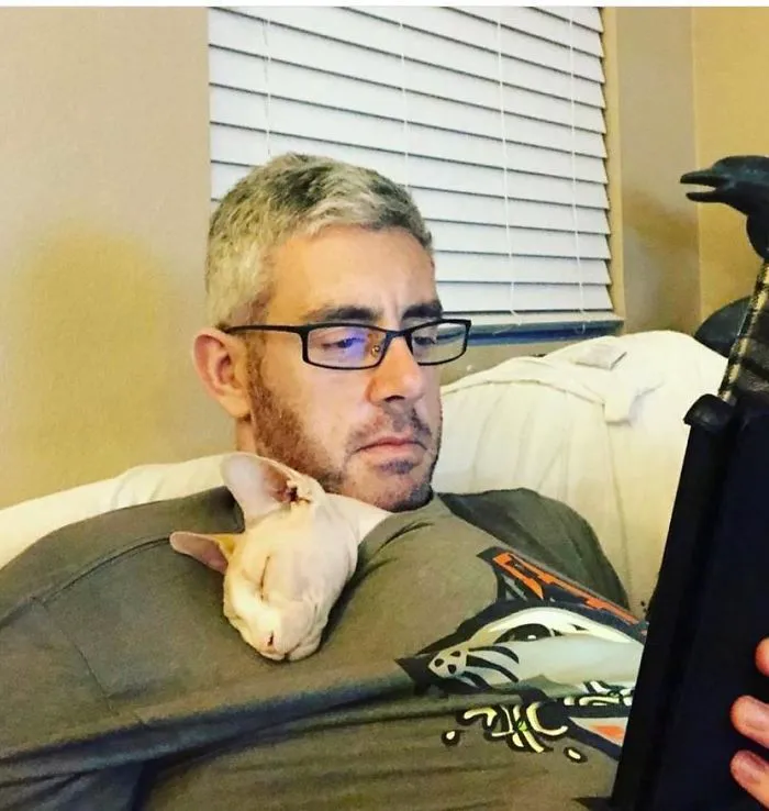 No quería un gato sin pelo, pero el contacto piel contra piel sirve para conectar