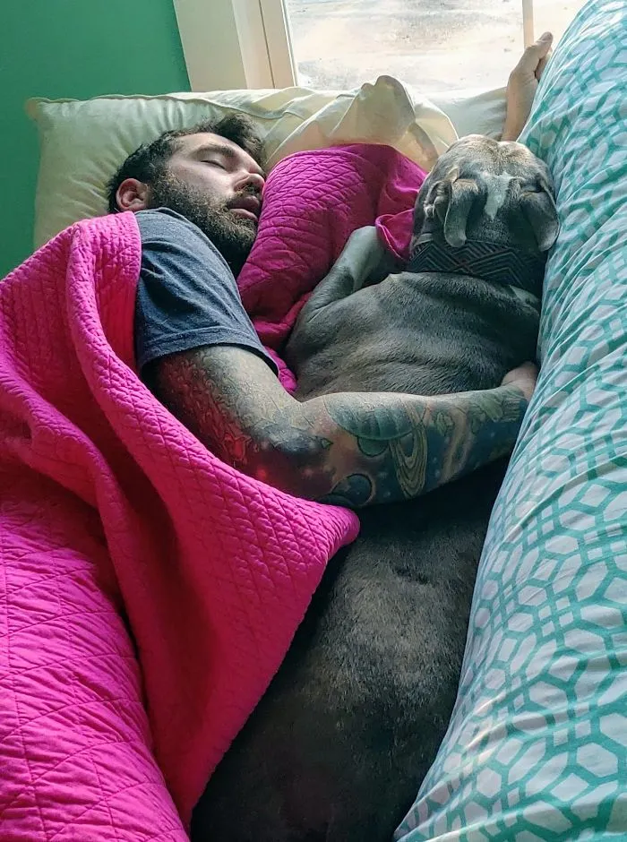 Decía que prefería un gato. Ahora no puede dormir sin su Penny