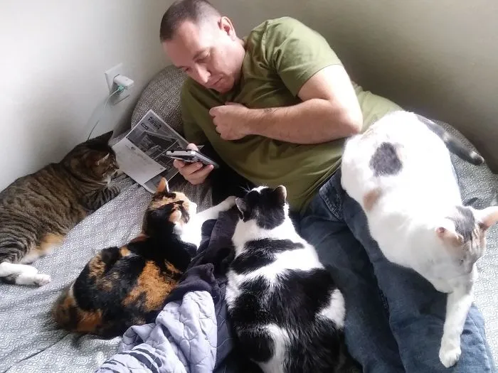 Mi marido nunca fue de gatos. Ahora me cuenta qué mimos le gustan a cada uno y cómo no se pelean cuando se sientan con él