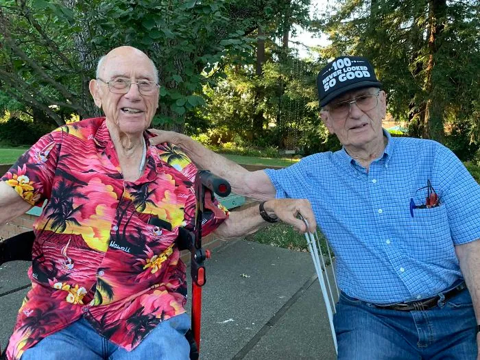 Mi abuelo de 101 años le organizó una fiesta por su 100º cumpleaños a su mejor amigo, Bob