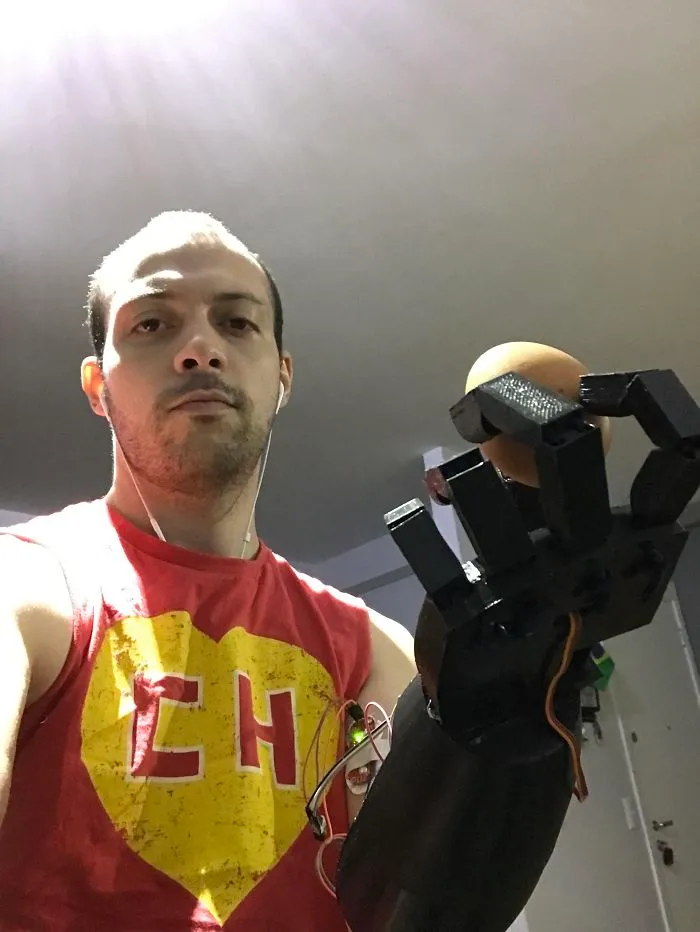 Nací sin un brazo, así que me he construido mi propio brazo electrónico impreso en 3D. Aquí estoy sosteniendo un huevo