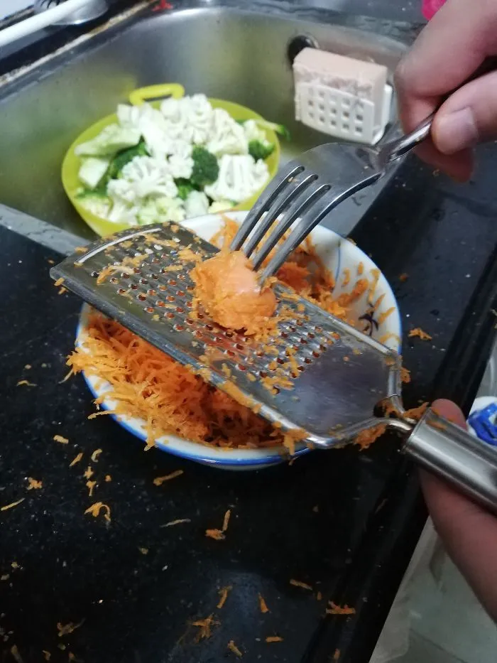 Cuando estés rayando algo, usa un tenedor para los últimos pedazos. Irá rápido y no te dañarás los dedos