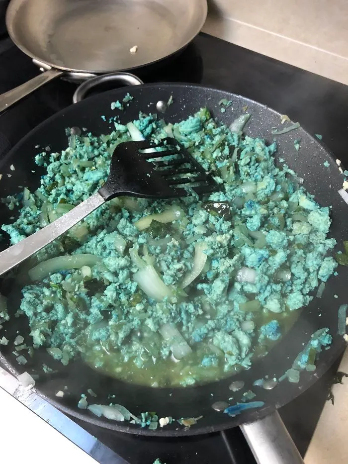 Estaba haciendo pollo tailandés y al girarme un momento mi hermano echó colorante azul