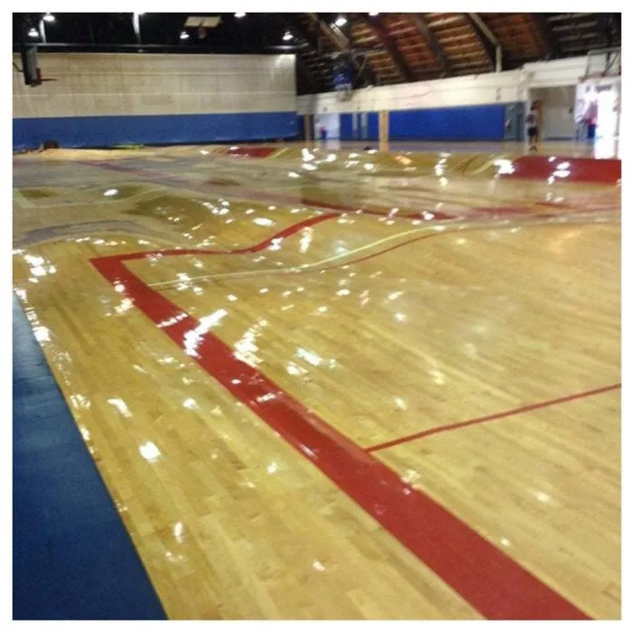 Pista de baloncesto tras reventar las tuberías