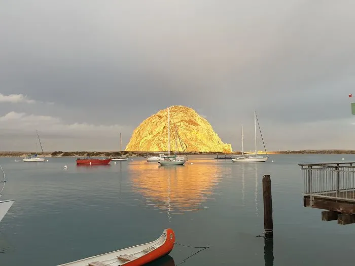 Al amanecer, esta roca parece una montaña de oro