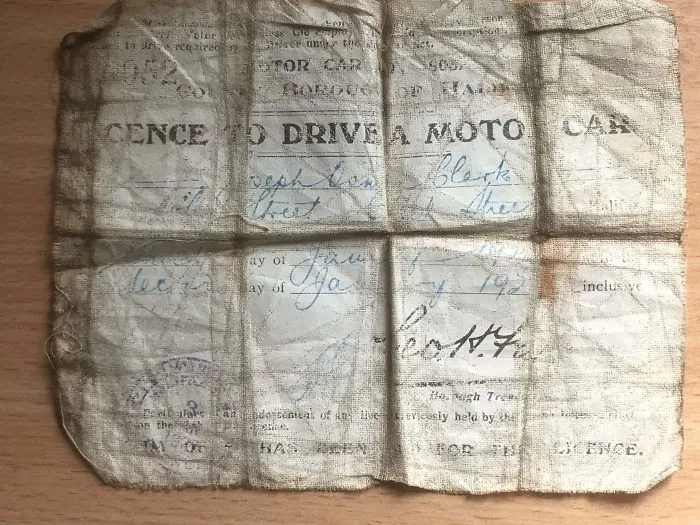 El carnet de conducir de mi bisabuelo, emitido en Yorkshire, estaba impreso en tela