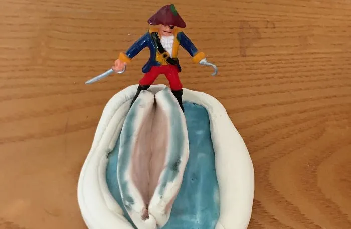 Mi hijo de 7 años emocionado al enseñarnos su barco pirata de arcilla