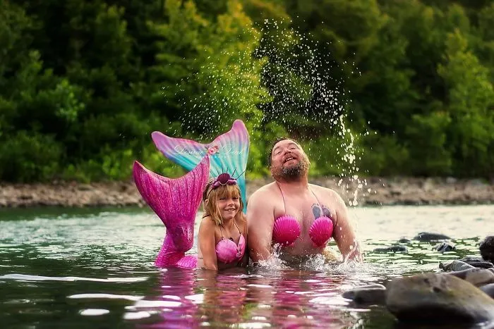 Cuando tu hija quiere que salgas con ella en sus fotos de sirena, no le dices que no