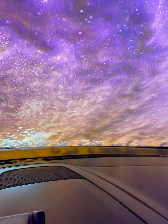 La espuma de lavar el coche parece un atardecer reluciente