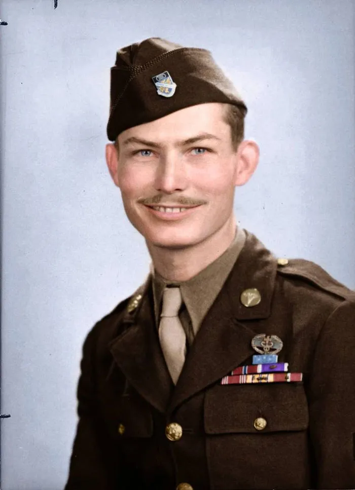 Desmond Doss, objetor de consciencia, recibió una medalla de honor durante la batalla de Okinawa, donde puso a salvo a 75 hombres heridos bajo fuego enemigo