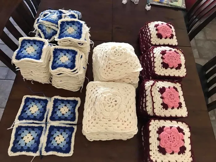 Mi abuela falleció el año pasado y le gustaba mucho hacer ganchillo. Limpiando su casa, encontré todos estos cuadrados, y voy a terminar su trabajo