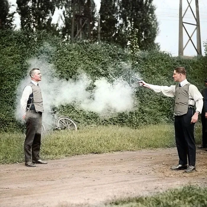 Probando un chaleco antibalas, 1920 aprox.