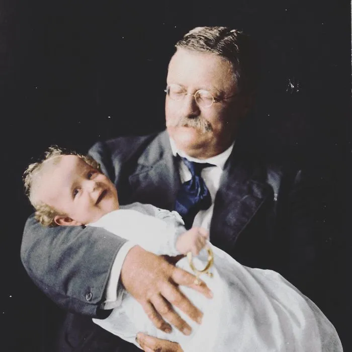 Theodore Roosevelt sosteniendo a su nieto, Kermit Roosevelt Jr. 1916 aprox.