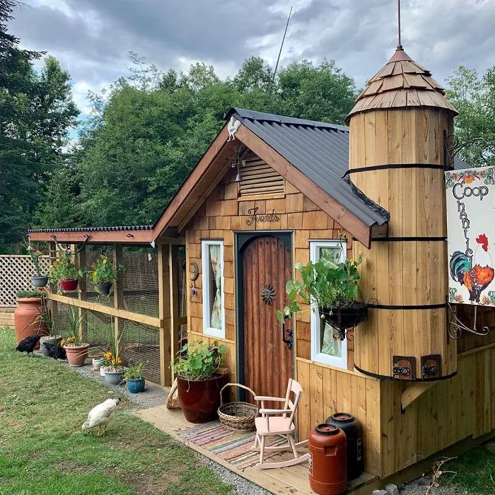 30 Times People Got Creative With Their Chicken Coops And Built These Gems