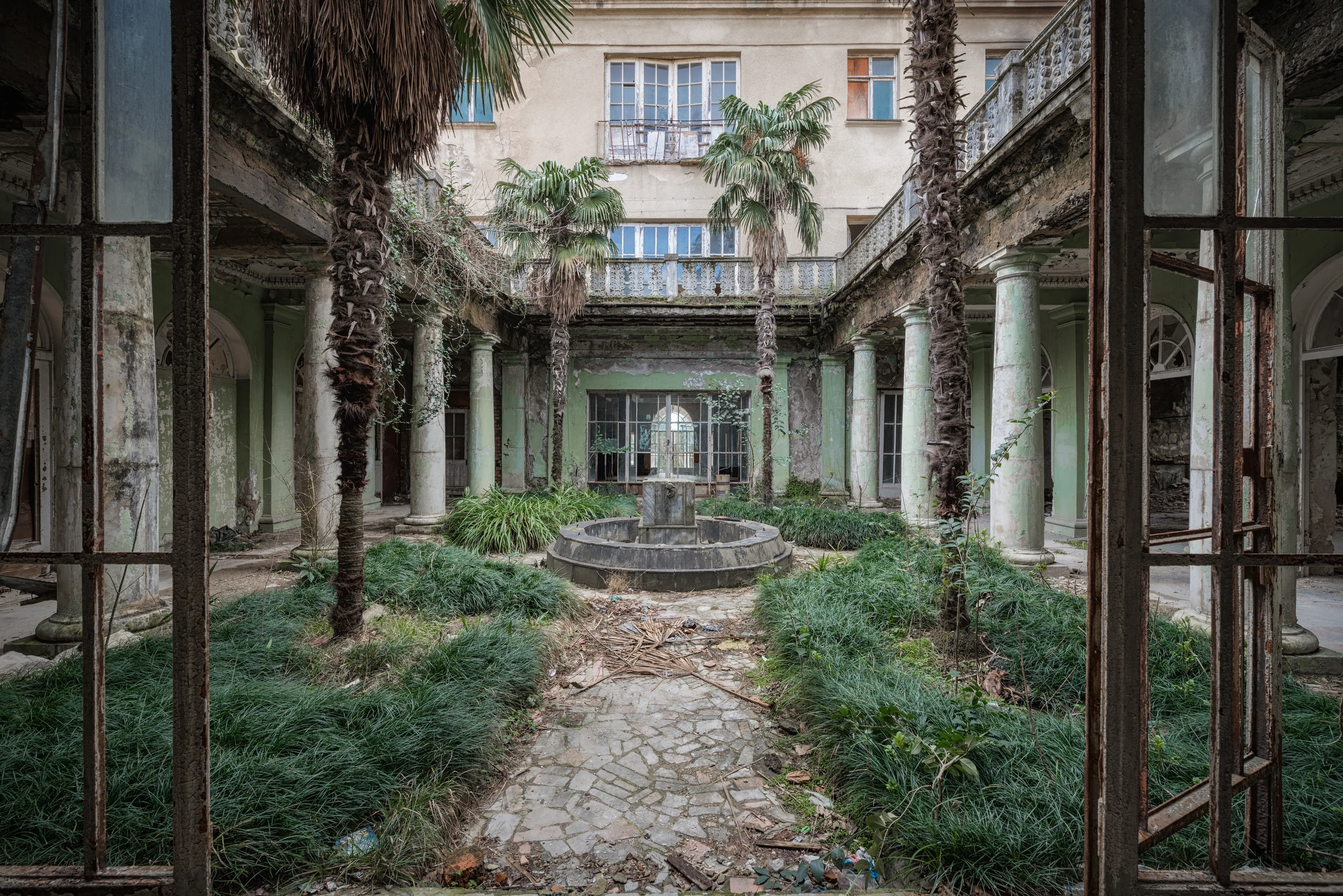 I Photographed This Amazing Abandoned Hotel
