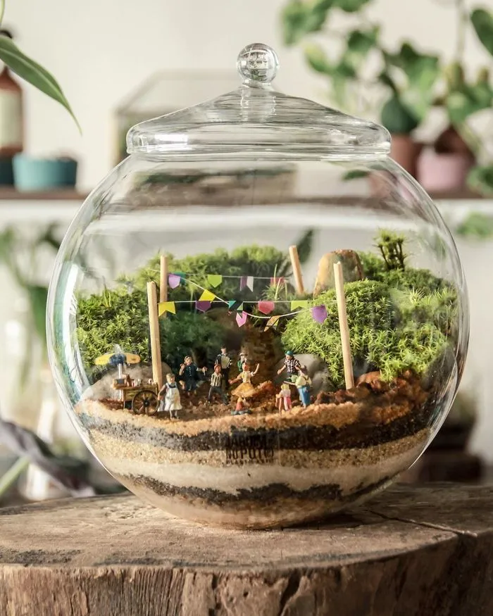 These Artists Put Micro, Self-Sustainable Ecosystems In Glass Containers (30 Pics)