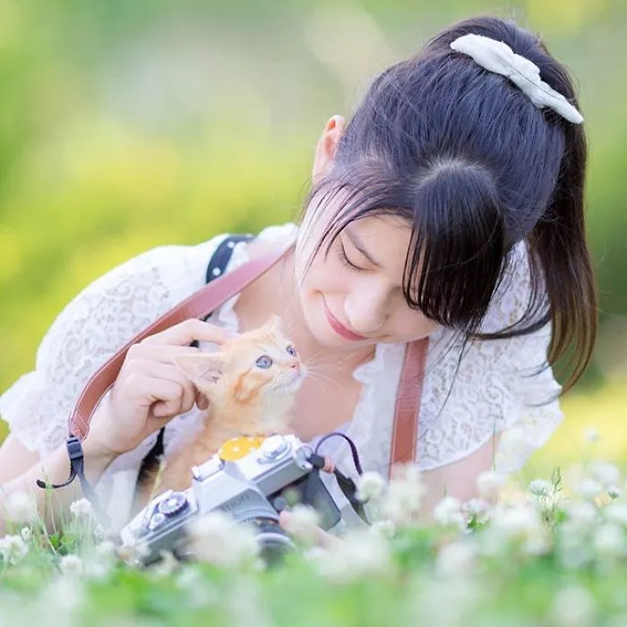 This Photographer Captures Bright And Happy Photos Of Adorable Kittens Playing With Cameras (18 Pics)