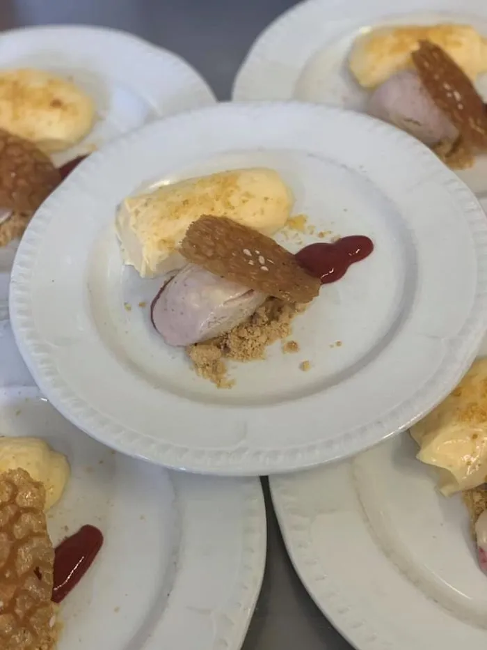 Creme Brûlée con helado casero de fresa y toque de brandy