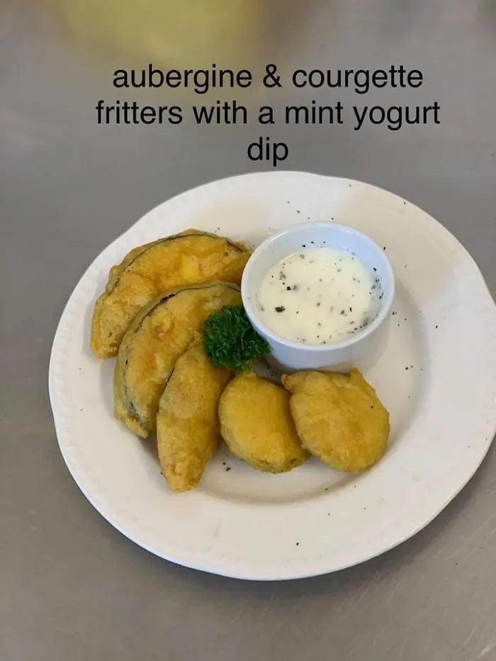 Frituras de berenjena y calabacín con salsa de yogur y menta