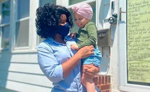 Esta madre negra puso un cartel contando cómo la amenazan sus vecinos blancos, y la comunidad salió en su ayuda