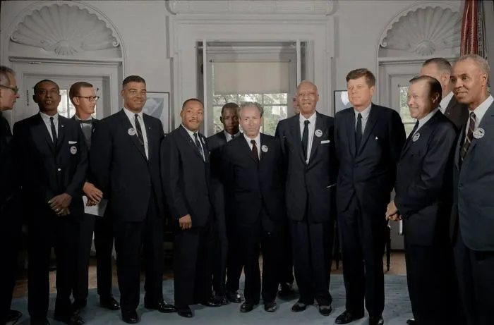 Martin Luther King saludando a John F. Kennedy y a Lyndon B. Johnson durante el movimiento por los derechos civiles