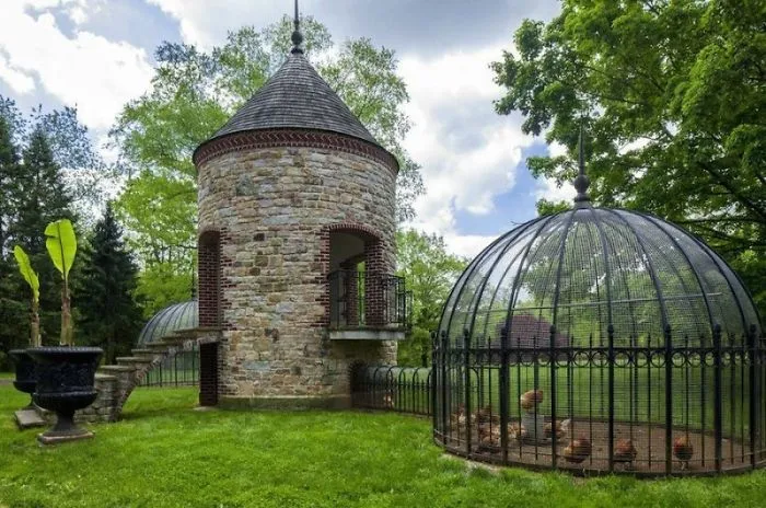 30 Times People Got Creative With Their Chicken Coops And Built These Gems