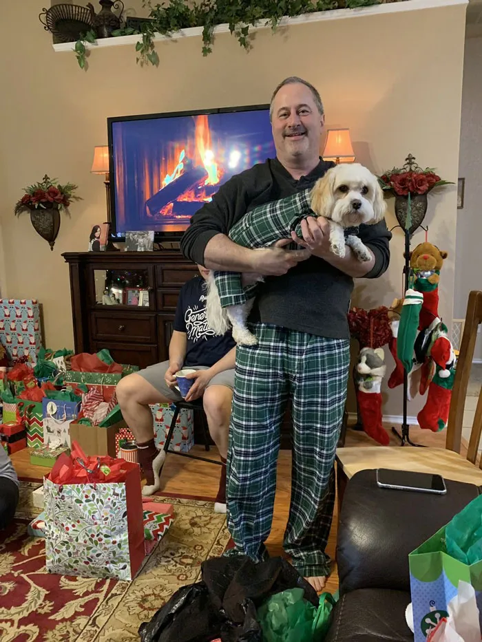 Mi padre no quería otro perro. Ahora llevan pijamas a juego