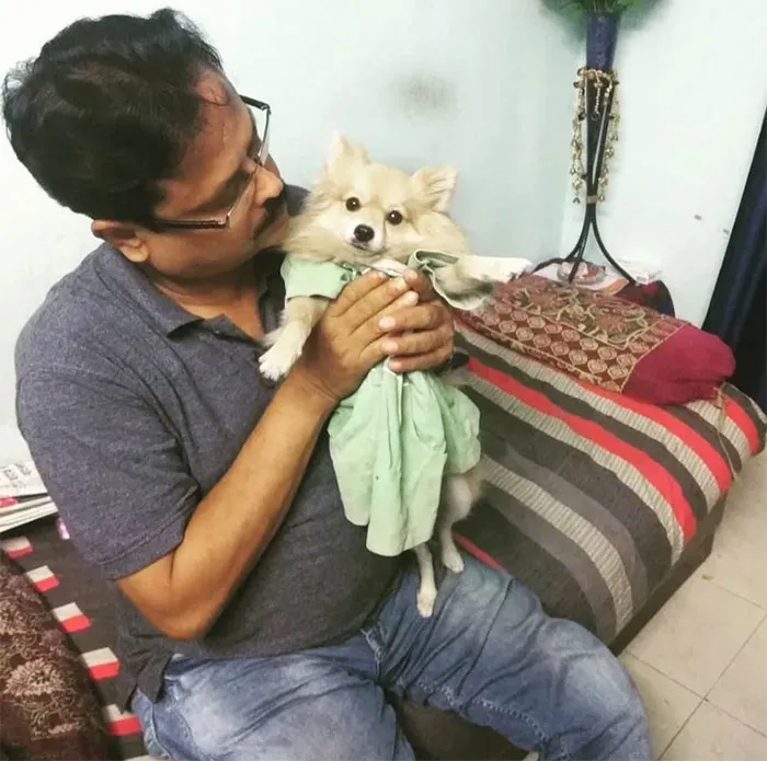 Mi padre le ha puesto al perro que no quería ese vestido de mi infancia que guardaba para su 1ª nieta