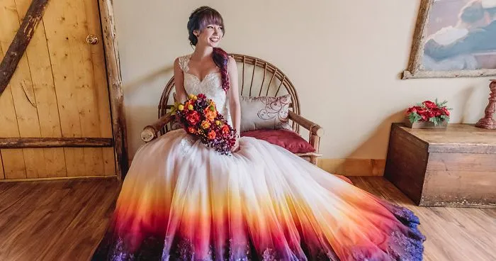 Esta artista crea un negocio de vestidos de boda de colores después de que su vestido de "fuego" se volviera viral